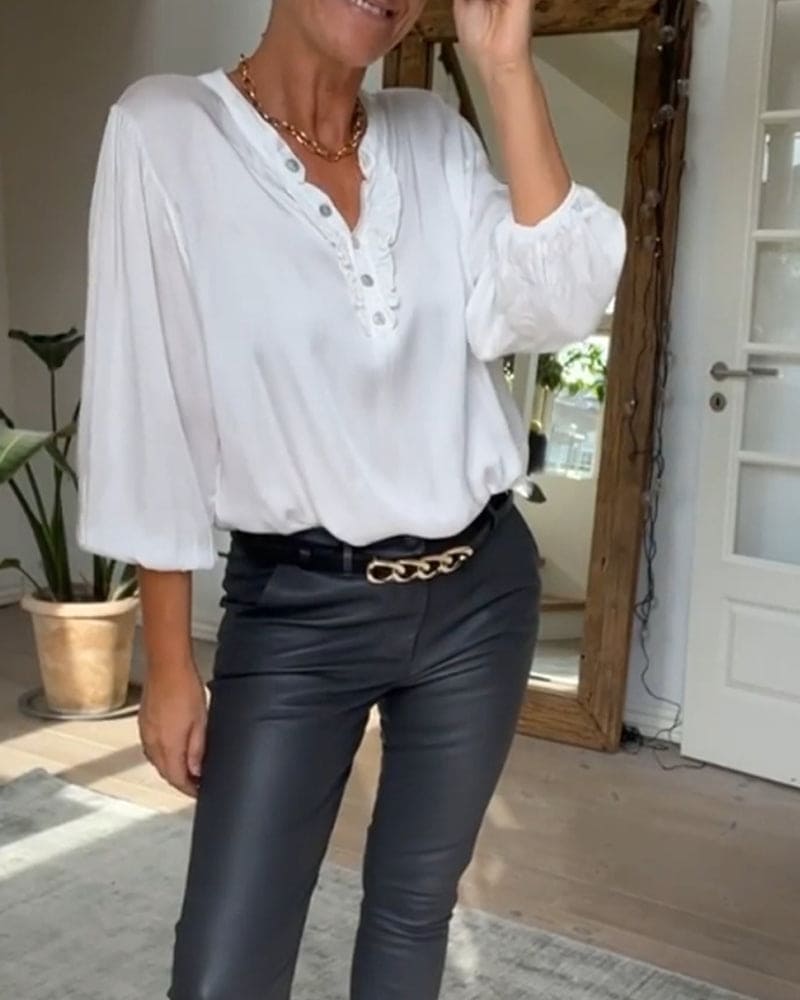 Emma | Elegante blouse met knoopsluiting en halslijn